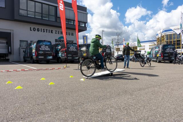 Sicher über die Wippe | Foto: Gerhard Öfner