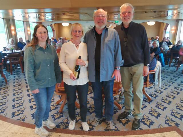 Fünf Leserreisen absolvierten Brigitte und Winfried Hentzschel. Unser Foto zeigt das Ehepaar Hentzschel mit Jessica Nordhauß (li.) und Peter Hausch (re). | Foto: Arndt