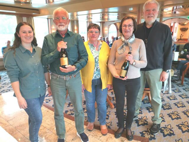 Zehnmal waren sie bei einer Leserreise dabei. Als Aufmerksamkeit erhielten sie von Jessica Nordhauß und Peter Hausch eine gute Flasche Riesling. Unser Foto zeigt Jessica Nordhauß (von links), Gerhard und Regine Alexander und Peter Hausch. | Foto: Arndt
