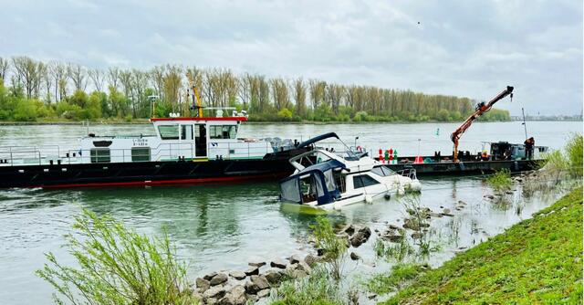 Wegen eines Fahrfehlers ist ein Sportboot bei Speyer gesunken. Die Bergung, zu der aus Kräfte der Feuerwehr Speyer hinzu gezogen wurden, gestaltete sich schwierig. | Foto: Wasserschutzpolizei
