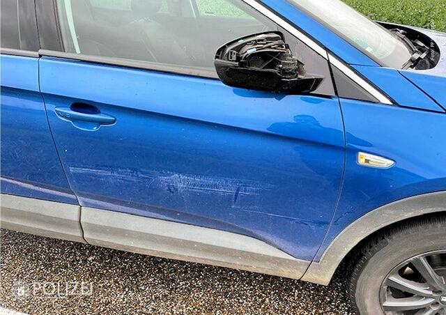 Der Opel Grandland wurde auf der Beifahrerseite beschädigt: Außenspiegel kaputt und Lackschaden | Foto: Polizei