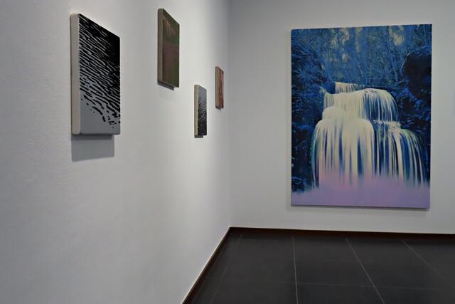 Waterfall und vier kleinformatige Gemälde aus Kupfer, Lack und Öl | Foto: Brigitte Melder