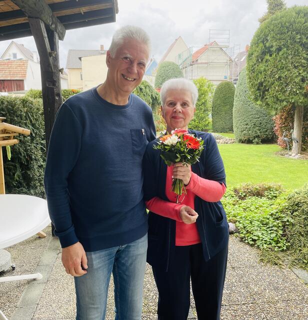 Mitorganisator und ehrenamtlicher Nachbarschaftshelfer Remo Scholz und Frau Karin Bauer, die vom Team ein kleines blumiges Dankeschön bekommen hat | Foto: Maren Schneider