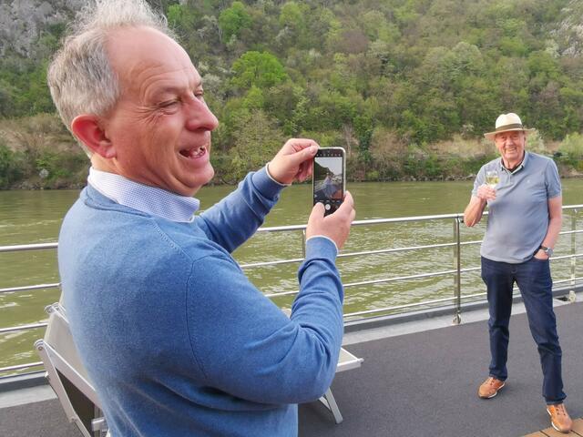 Weinexperten aus der Pfalz beim Fotoshooting auf dem Schiff in den Karpaten: Ralf Anselmann (links) und Manfred Klohr. | Foto: Arndt