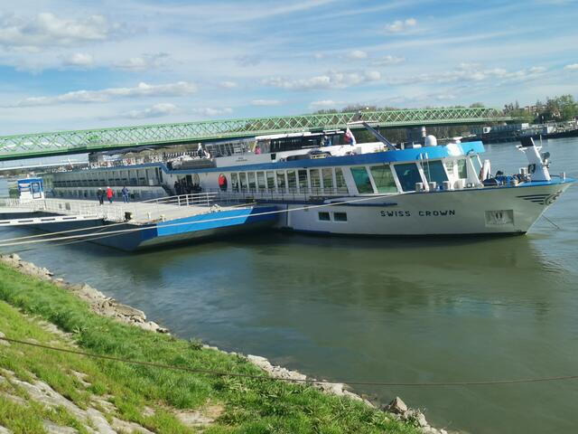 Das Flusskreuzfahrtschiff "MS Swiss Crown". Meist waren die Stadtzentren nicht weit vom Liegeplatz entfernt. | Foto: Arndt