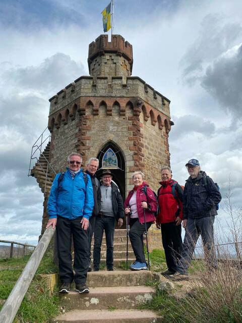 Gruppenbild vorm Flaggenturm | Foto: Ich