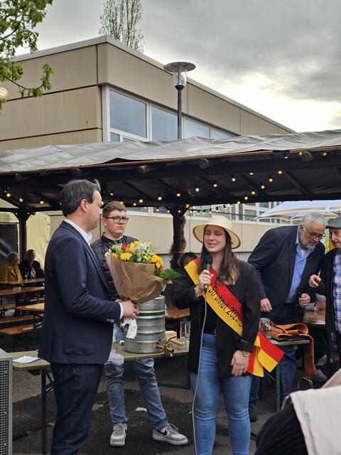 Für die Miss Strohhut gab es Blumen | Foto: Gisela Böhmer