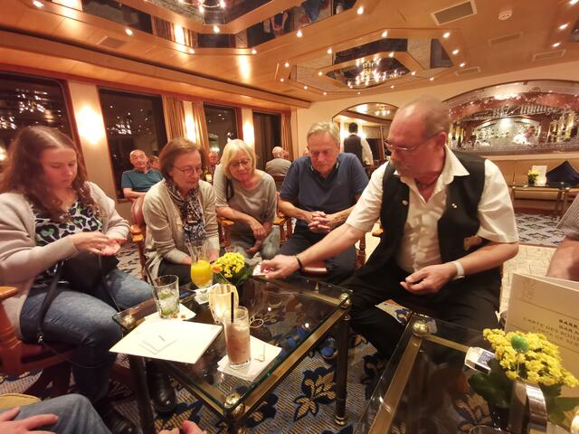 Staunen an den Tischen. Zauberer Franz machte mit seinen Tricks die Runde in der Lounge. | Foto: Arndt