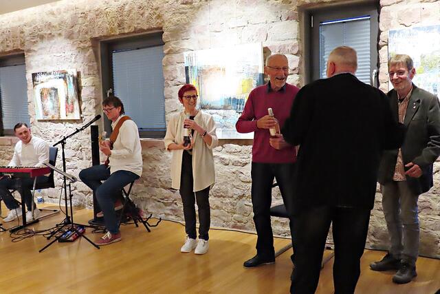 Hans Bischof verschenkt Wein | Foto: Brigitte Melder