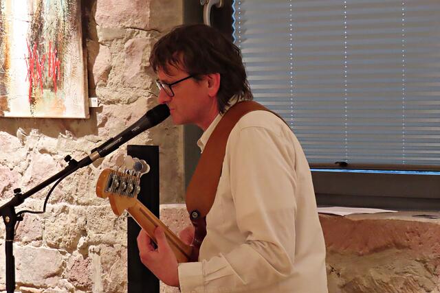 Jürgen Adler am Bass | Foto: Brigitte Melder