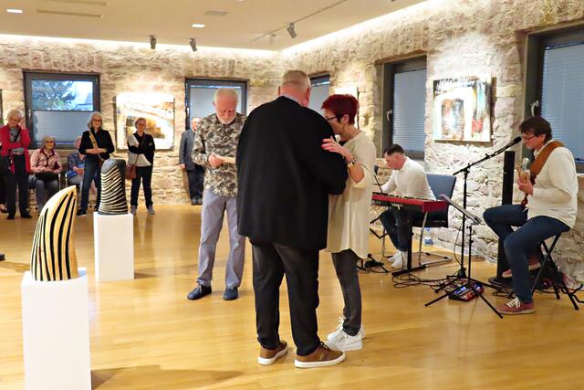 Überreichung eines Weinpräsentes | Foto: Brigitte Melder