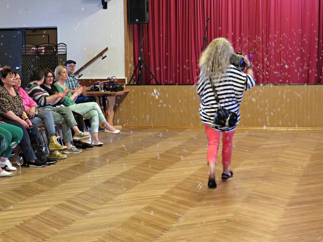 Das erste Modell mit Seifenblasen-Walk | Foto: Brigitte Melder