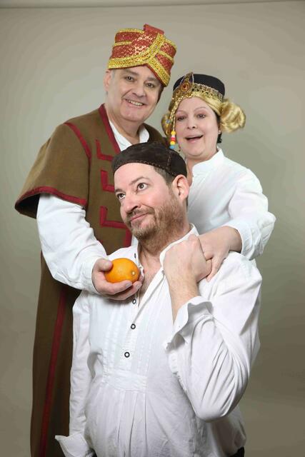 Das Bogenschießen des Odysseus mit v. l. n. r. Markus Mohr, Christina Jakobs, Cynthia Kelly | Foto: Reiner Engwicht
