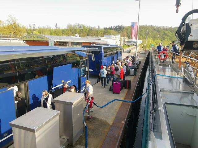 Umstieg in die Busse in Passau. | Foto: Arndt