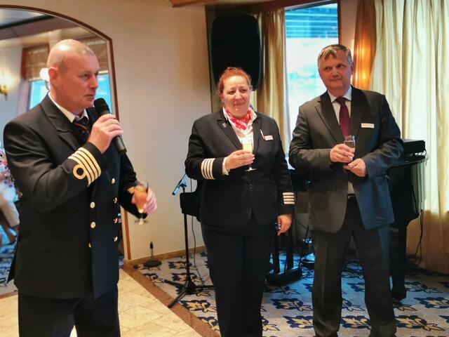 Bei der Verabschiedung der Gäste auf der "MS Swiss Crown": Kapitän Henrich Lukacka (von links), Hotelmanagerin Slavica Korodi und Kreuzfahrtleiter Reinhold Galgon. | Foto: Arndt