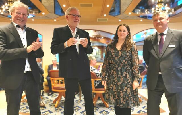 Abschied mit Danksagungen: Ulrich Arndt von Wochenblatt und Stadtanzeiger (von links), Peter Hausch und Jessica Nordhauß aus dem DERTOUR Reisebüro Neustadt und Kreuzfahrtleiter Reinhold Galgon. | Foto: Bombardi
