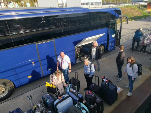 Umstieg in Passau in die Busse. | Foto: Arndt