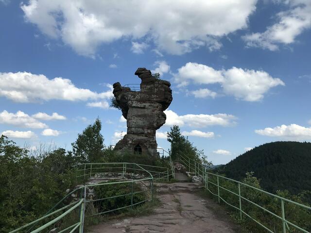 Burgruine Drachenfels mit ihrem berühmten Backenzahn | Foto: Britta Bender