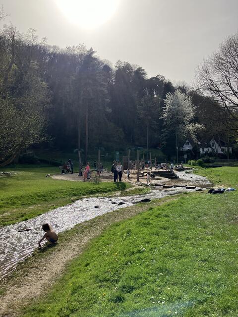 Der Erlenbach mäandert wieder durch den Kurpark | Foto: B. Bender