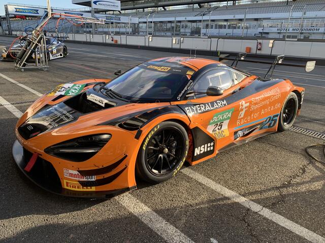 Ben Dörr pilotiert einen McLaren 720S GT3 Evo | Foto: Michael Sonnick
