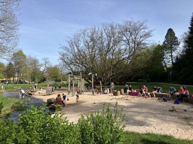 Der Spielplatz im Kurpark von Bad Bergzabern bei gutem Wetter gut besucht | Foto: B. Bender