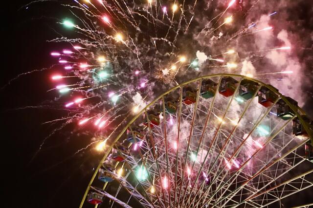 Auf den Weinkerwen und Festen der Region ist für Groß und Klein etwas geboten: Neben Fahrgeschäften wie dem Riesenrad gibt es auch farbenprächtige Feuerwerke zur stimmungsvollen Atmosphäre wie hier auf dem Bad Dürkheimer Wurstmarkt | Foto: Anne Sahler