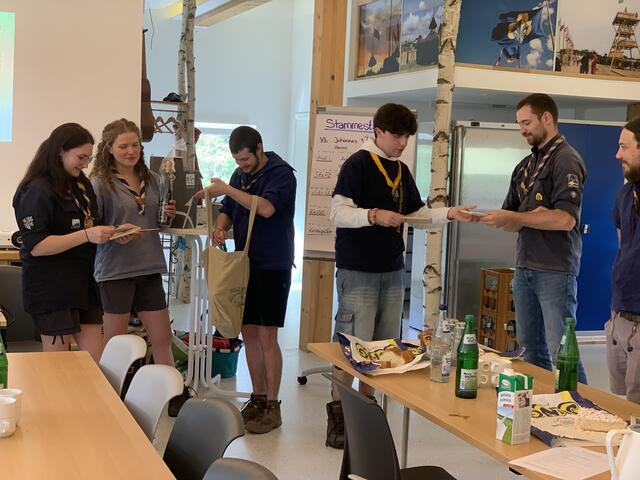 Präsente für die scheidenden Mitglieder der Stammesführung | Foto: Peter Krietemeyer