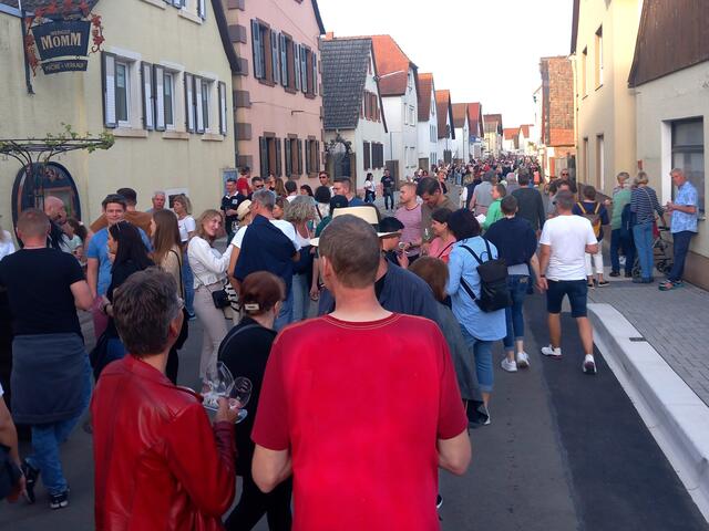 Die Weinmeile ist voller Menschen
 | Foto: Gerhard Syring-Lingenfelder