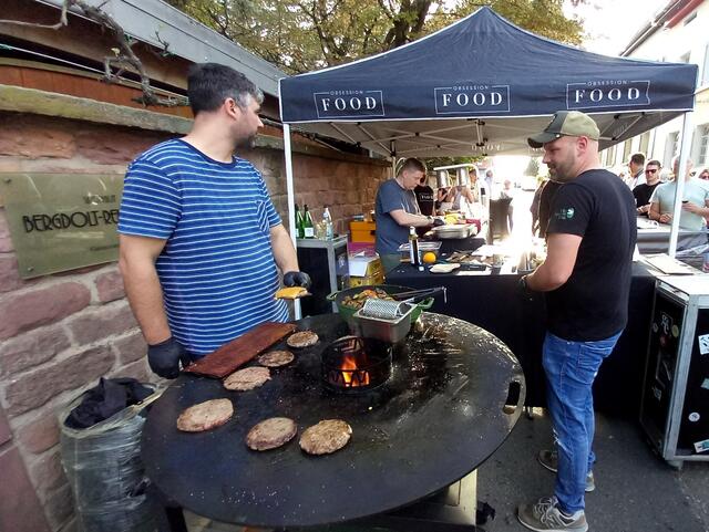 Burgerpattys auf der flachen Grillplatte
 | Foto: Gerhard Syring-Lingenfelder