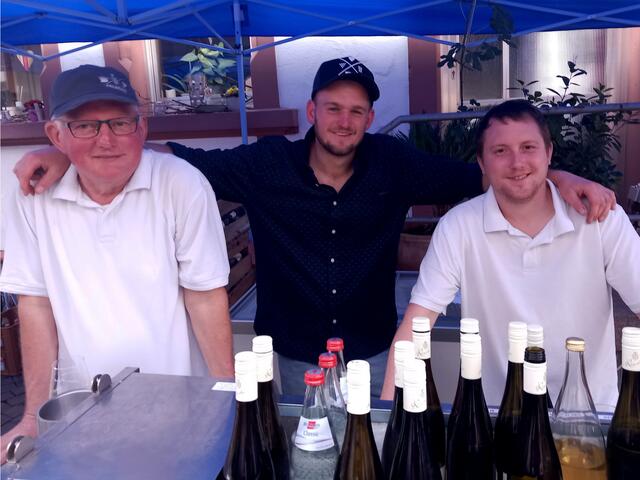 Gut gelauntes Trio im Weingut Rösch
 | Foto: Gerhard Syring-Lingenfelder