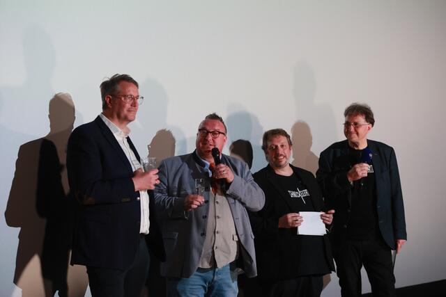 Minister Alexander Schweitzer, Staatssekretär Andy Becht, Filmemacher Benjamin Wagener und Michael Landgraf | Foto: Andre Poschadel