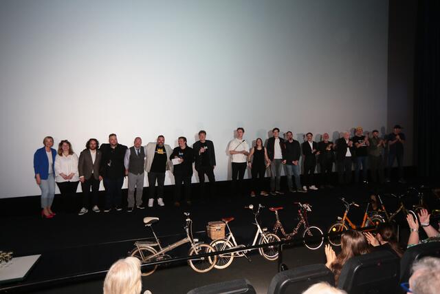 Filmcrew mit Darstellerinnen und Darsteller  | Foto: Andre Poschadel