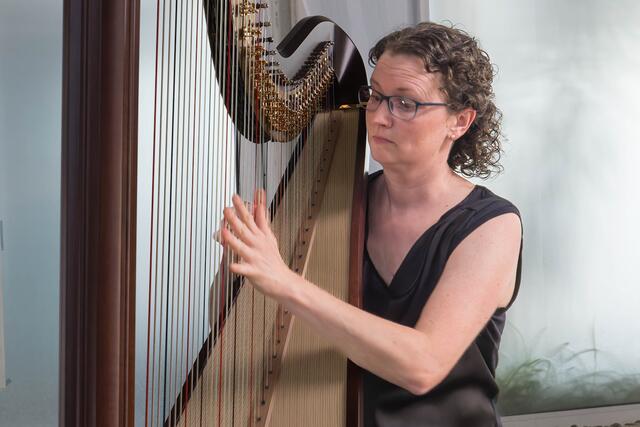Flora Babette Klage mit ihrem wundervollen Harfespiel | Foto: Johann-Peter Melder