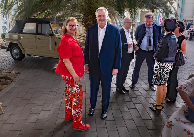 Andreas Poignée, Landrat Clemens Körner und Christoph Utz (mit Frauen) | Foto: Johann-Peter Melder