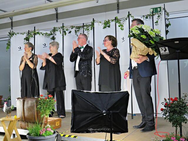 Applaus für die Gastgeber des Autohauses | Foto: Brigitte Melder