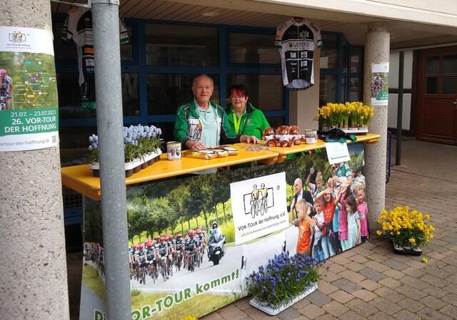 Infostand beim 1. Mai Rennen 2023 in Offenbach  mit dem rührigen Ehepaar Saueressig - Motor von vielen attraktiven Aktionen der VOR - TOUR der Hoffnung! | Foto: Rudi Birkmeyer