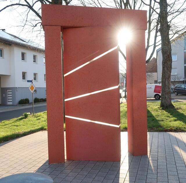 Waldenserdenkmal "Tor des Ankommens" bei Sonnenaufgang. | Foto: Roland Jourdan
