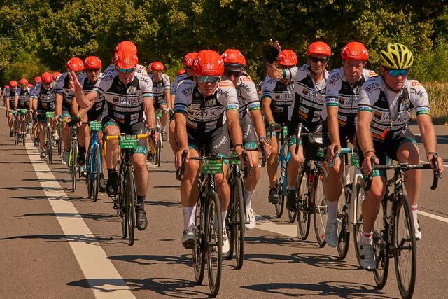 Die 135 "Spendensammler" im geschlossenen Fahrerfeld | Foto: VOR - TOUR der Hoffnung e. V.