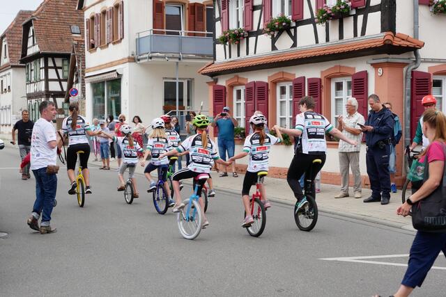 Die Einradgruppe vom TV Essingen zeigt dem Fahrerpulk den Weg von Offenbach nach Maikammer | Foto: Dieter Hammann