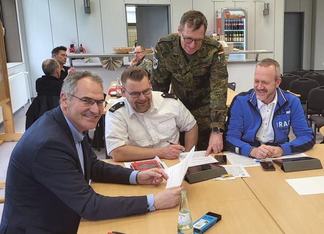 Landrat Dietmar Seefeldt (links) hat sich bei der zweitägigen Stabsrahmenübung in Mainz im Gespräch mit SÜW-Brand- und Katastrophenschutzinspekteur Jens Thiele, Oberstleutnant Joachim Feldhaus vom Kreisverbindungskommando SÜW und dem Leiter des SÜW-Verwaltungsstabs Peter Schürmann (von links) einen Überblick über das Übungsgeschehen verschafft | Foto: KV SÜW