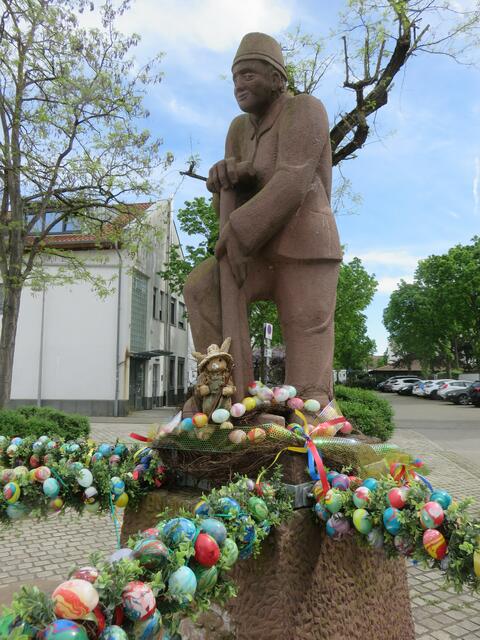 Der Torfstecher am Osterbrunnen in Maudach | Foto: Maiken Liefeith