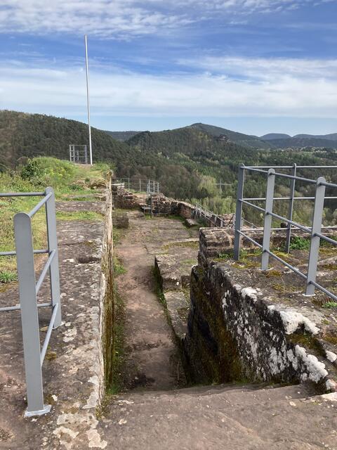 Auf dem Weg in die ehemaligen Wohnräume der Burganlage | Foto: B. Bender