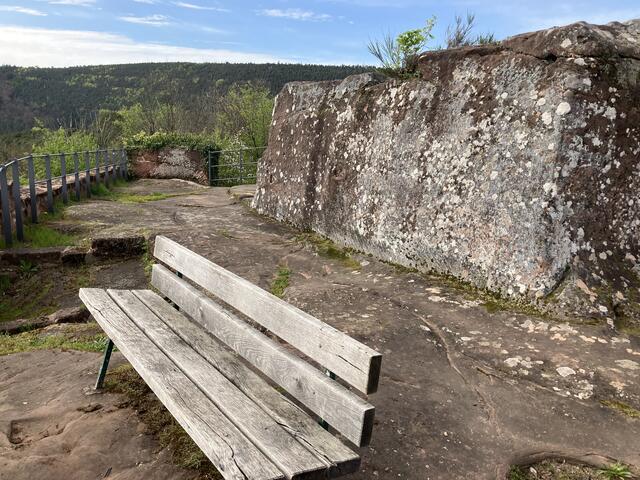 Ruhebank - im Hintergrund der Felsklotz, der das Fundament des Burgfrieds war | Foto: B. Bender