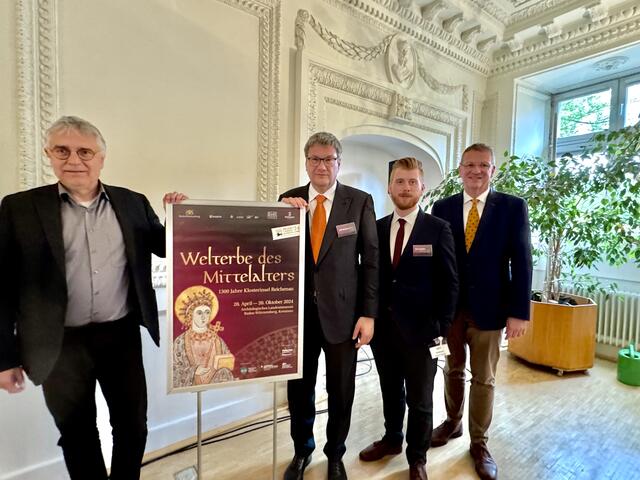Zur Ausstellungseröffnung in Konstanz dabei  sind v.l.n.r.
Arne Braun, Staatssekretär im Ministerium für Wissenschaft
Prof. Dr. Eckart Köhne, Direktor des Badischen Landesmuseum in Karlsruhe
Marvin Gedigk – Wiss. Mitarbeiter Badisches Landesmuseum
Dr. Wolfgang Zoll – Bürgermeister Gemeinde Reichenau | Foto: Foto Sabine Zoller