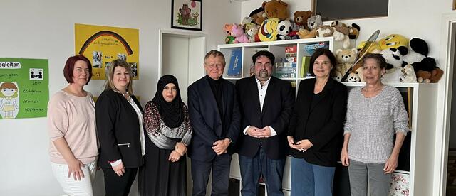 Tag der offenen Türe bei der Regenbogenbande in der südlichen Innenstadt Ludwigshafen
links nach rechts
Diana Fabro Vertreterin für die Kindertagespflegepersonen in Ludwigshafen und Landesverbandvorstandsmitglied, Stellv. Vorsitzende Emilia Roth vom Landesverband Kindertagespflege Rheinland-Pfalz e.v., Wafa Ouznadji Inhaberin der Regenbogenbande, Bundestagsabgeordneter Prof. Dr. Armin Grau, Ortsvorsteherkandidat Jens Brückner, Fachberatung Göschel Weers vom Büro Flexible Kinderbetreuung und Sabine Gerassimatos | Foto: Diana F.