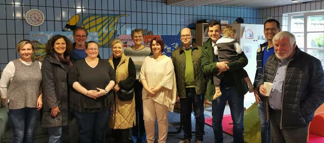 Von links nach rechts
B.Wessa (Schmetterlingskinder),S. Großpietsch(Grüne), K.Mistler (Stellv. Fraktionsvorsitzender FWG Mutterstadt), Fachberatung S. Horwitz-Oberbeck vom Büro Flexible Kinderbetreuung, A. Franz (1. Beigeordnete Gemeinde Mutterstadt), M. Hoffmann-Seifert (Verwaltung und Koordination Kindertagespflege), D. Fabro (Inhaberin Kindertagespflege Schmetterlingskinder, Vertreterin der Kindertagespflegepersonen in Ludwigshafen und Landesverbandvorstandsmitglied), P.Thümling (Leiter Bereich Kindertagesstätten der Stadt Ludwigshafen), D.Guthier (Landtagsabgeordneter der SPD Ludwigshafen),  H.Magin (Fraktionsvorsitzender der FWG Mutterstadt) und Ortsvorsteher W. Wißmann | Foto: Diana F.