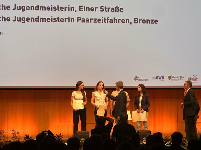Anne Slosharek (Zweite von links) wurde für ihre Erfolge im Jahr 2023 von der Sportjugend geehrt | Foto: Martin Slosharek