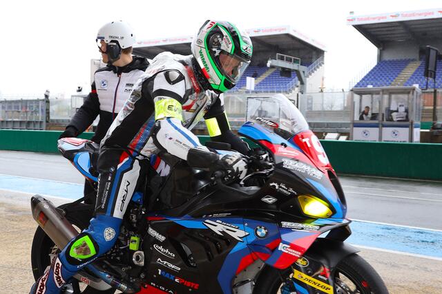 Jan Bühn beim Tankstopp in der Box | Foto: Hartmut Reuschel
