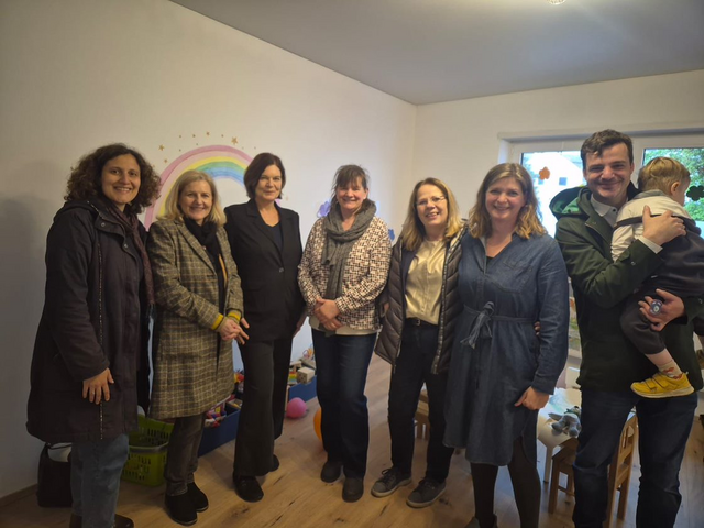 Von Links nach rechts
S. Großpietsch(Grüne), Landtagsabgeordnete der CDU Ludwigshafen M.Schneid, A.Göschel-Weers (Fachberatung des Büro Flexible Kinderbetreuung), A. Beyrouti (Kindertagespflege Gartenstadtzwerge und Vertreterin der Kindertagespflegepersonen Ludwigshafen) Dr. W. Metzler (Stellv. Fraktionsvorsitzende CDU Ludwigshafen), J. Behrens (Inhaberin der LilaWolkenKids) und D.Guthier (Landtagsabgeordneter der SPD Ludwigshafen) | Foto: Diana F.