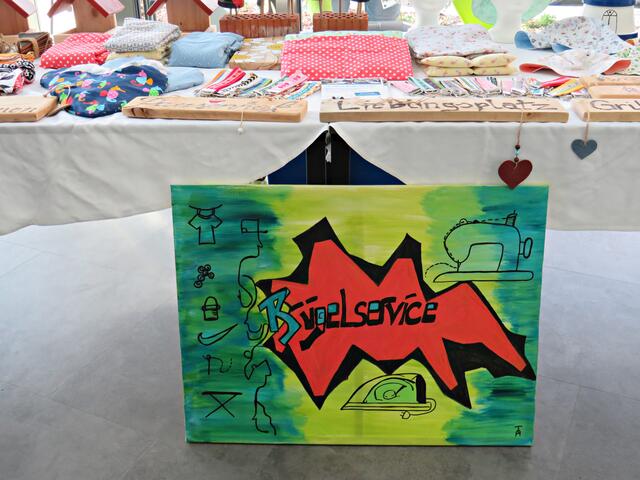 Mit viel Liebe gestaltete Plakate und Produkte | Foto: Brigitte Melder